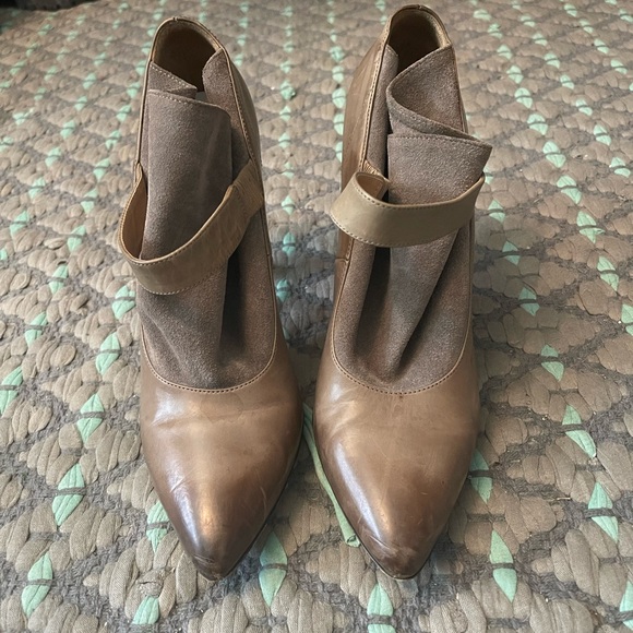 Maison Martin Margiela grey leather and suede pumps - Picture 2 of 7